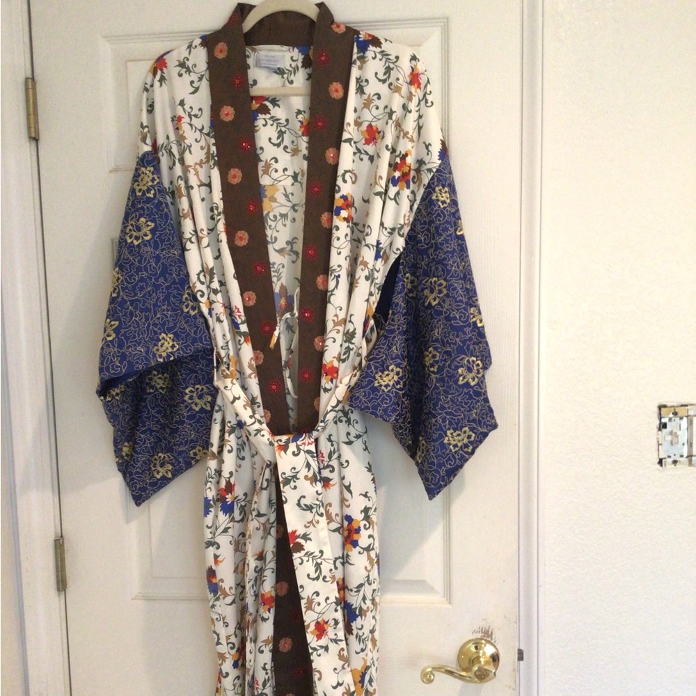 Satin robe with kimono sleeves and jeweled tones